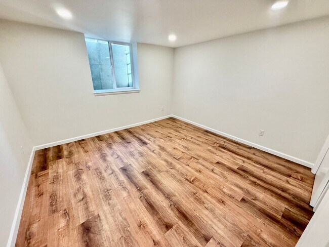 Building Photo - Spacious, Remodeled 5bd/3bath Cherry Park Home with Large Fenced Garden and Finished Basement