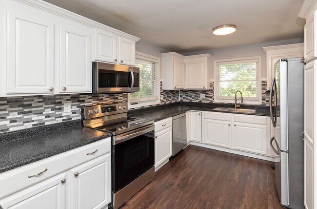 Building Photo - NEWLY UPDATED!! 3 Bedroom, 2 Bathroom Home in Des Moines!