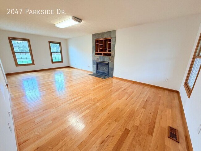Building Photo - 2047 Parkside Dr