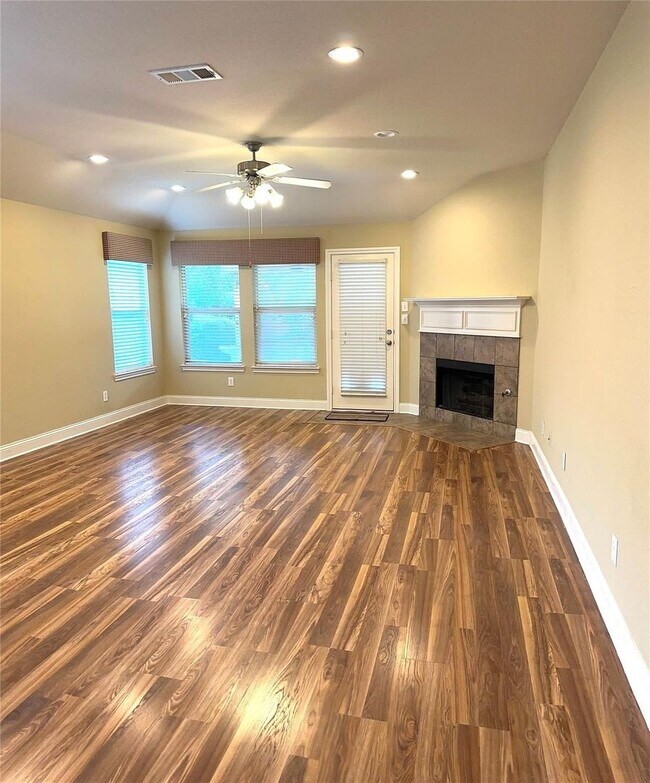 Building Photo - Beautifully Maintained Home on Premium Lot...