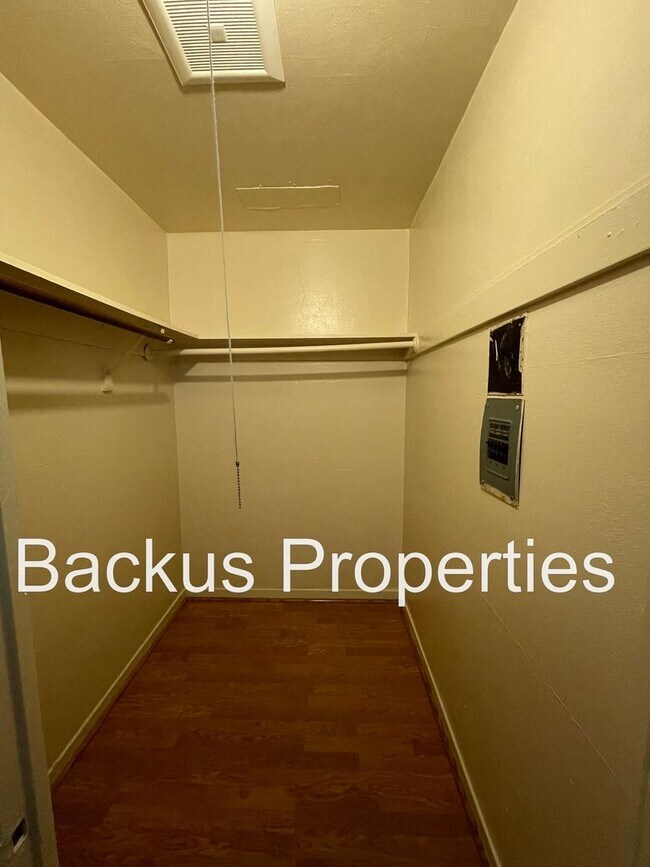 Building Photo - 249 Geil St