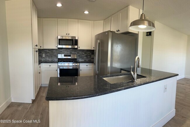 Building Photo - 675 Teak Dr