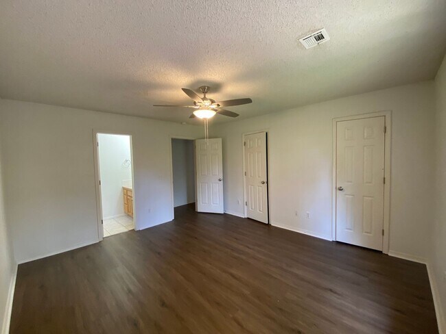 Building Photo - 3 Bedroom House Fayetteville AR- Pets Welcomed!