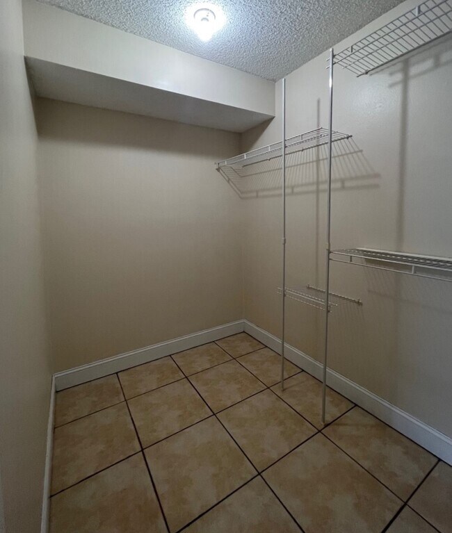 Building Photo - 5405 Lake Margaret Dr
