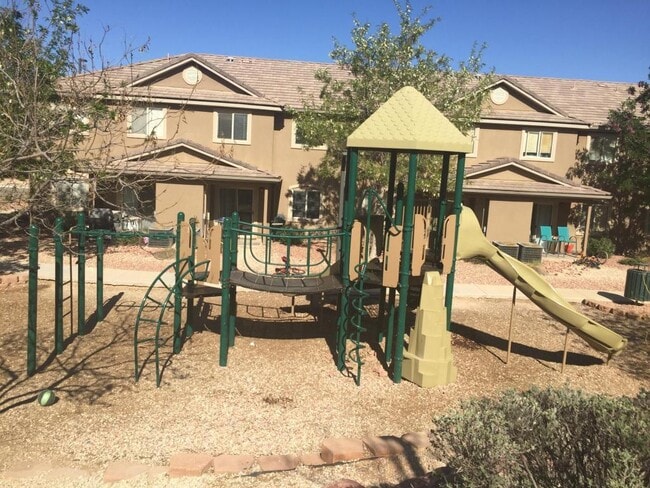 Building Photo - Spacious Townhome in Hidden Valley
