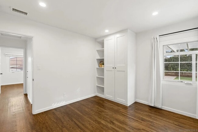 Building Photo - 4325 Long Branch Ave