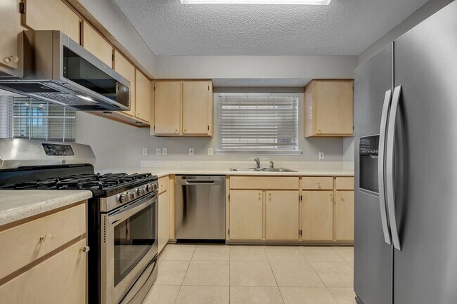 Building Photo - East Tallahassee Townhome