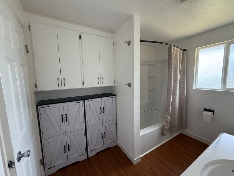 Main bathroom (upstairs) - 13016 16th St NE