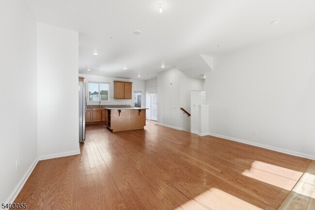 Building Photo - 6 Bond St