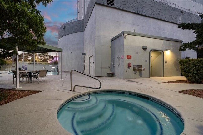 Building Photo - Fabulous Highrise Condo with Stripe Views!