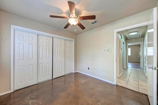 Building Photo - 7211 Lakewood Dr