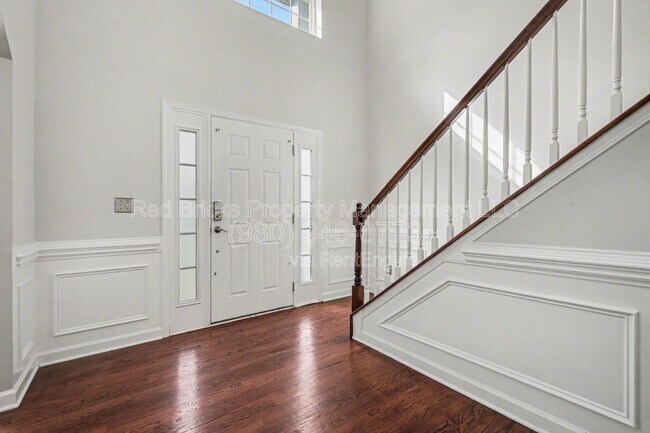 Building Photo - 2119 Baggins Ln