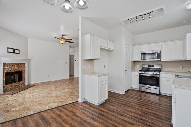 Building Photo - 204 Mallard Cove