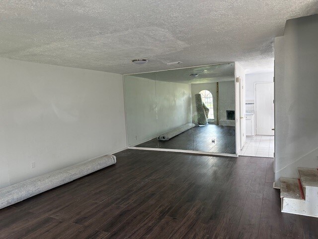 Building Photo - 8722 Maplecrest Dr
