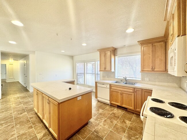 Building Photo - Quiet 3/2 with bonus room in El Dorado Hil...