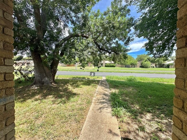 Building Photo - 207 W William Cannon Dr