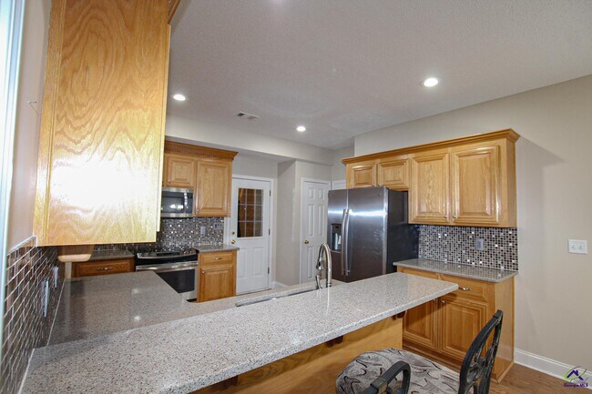 Building Photo - 221 Hummingbird Ln