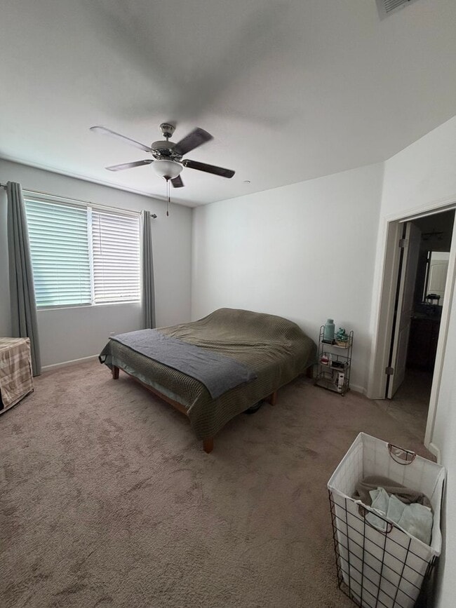 Building Photo - Adorable 3 Bedroom, 2 Bathroom Home in a Quiet North Hanford Neighborhood