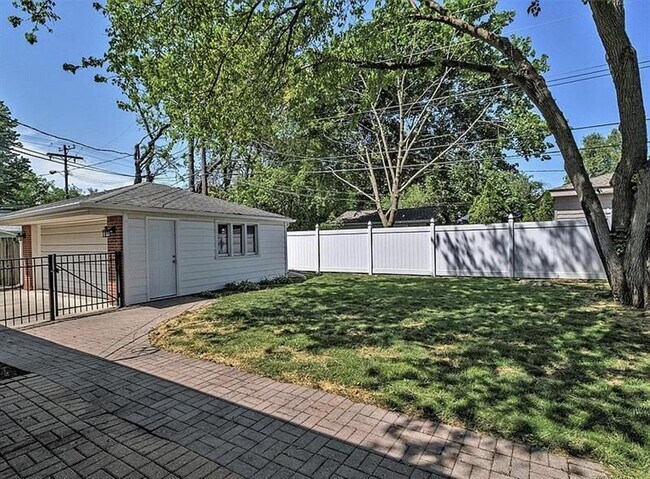 Building Photo - EXQUISITE Hillside Home