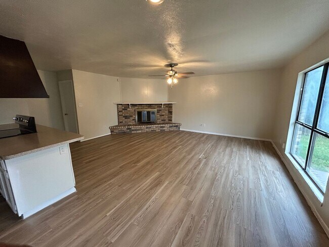Building Photo - Adorable ranch-style house