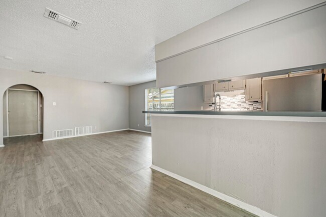 Building Photo - 2105 Darwin Dr