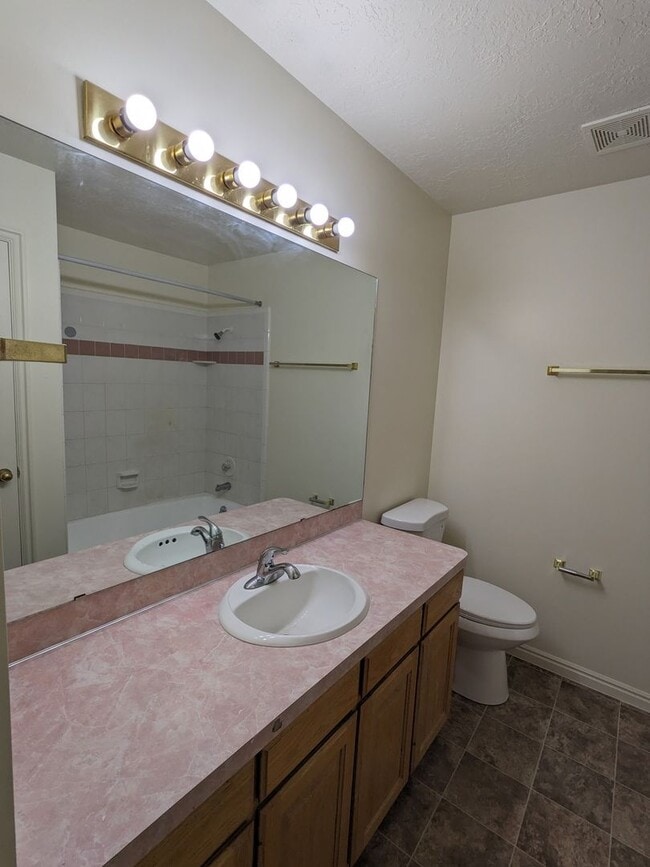 Building Photo - Layton 3 Bed Townhome with Garage & Fenced Yard – 2 Weeks Free!