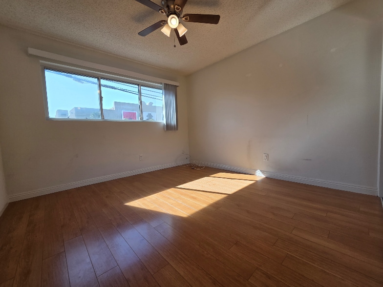 Building Photo - 3861 Mentone Ave
