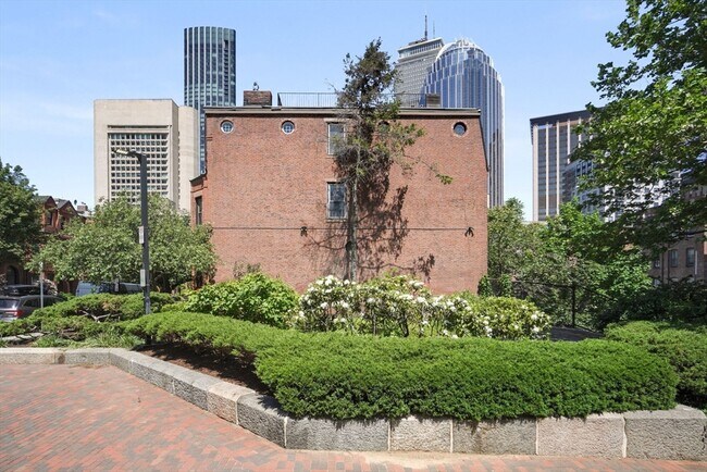 Building Photo - 231 W Newton St