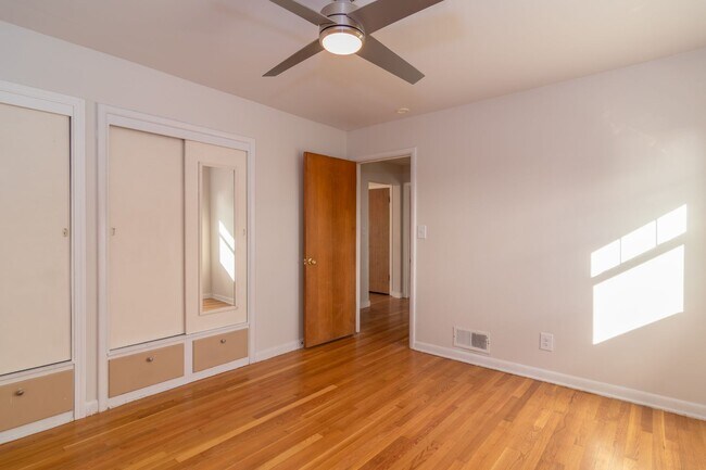 Building Photo - 5 Bed 2 Bath Home Available in Spokane Val...