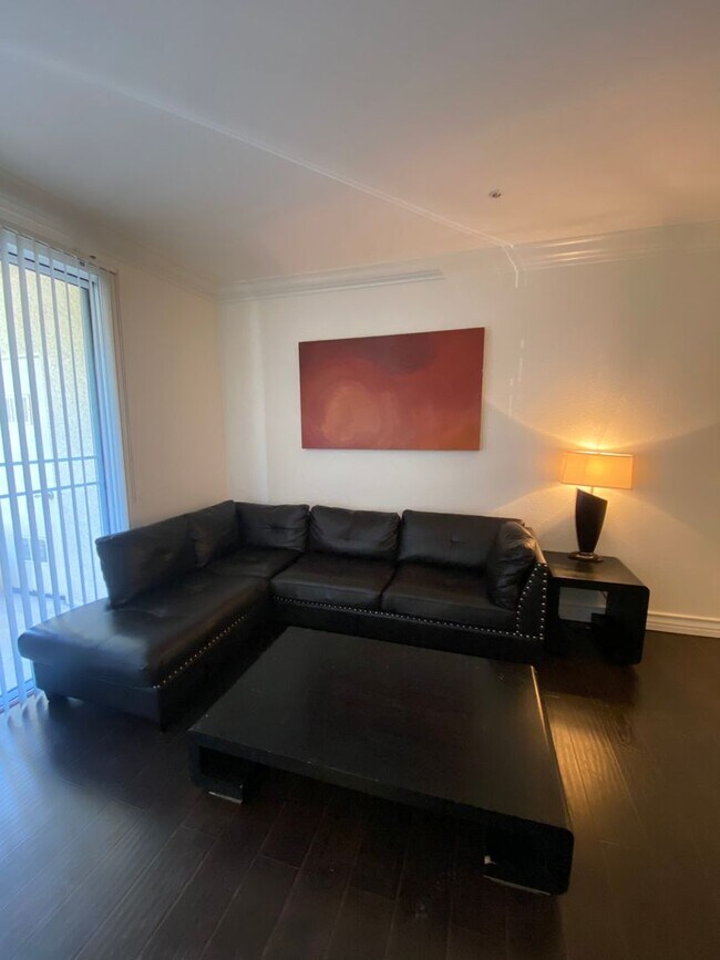 Primary Photo - Charming Fully Furnished 1 Bedroom Condo: ...