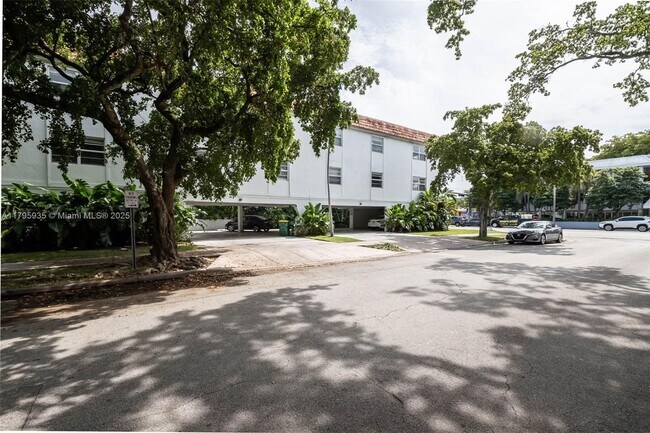 Building Photo - 1114 Douglas Rd