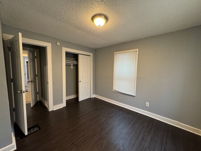 Building Photo - Fountain Square 3 Bed 1.5 Bath