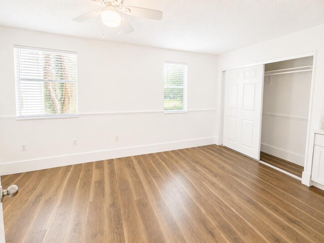 Building Photo - 887 Crystal Lake Dr