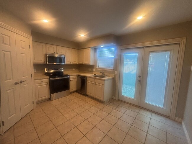 Building Photo - 2BR/1BA Town home in Fayetteville! Walk to UofA Campus!