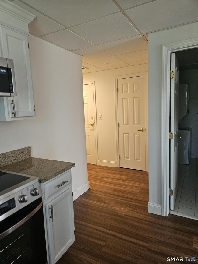 Building Photo - 100C Danbury Rd