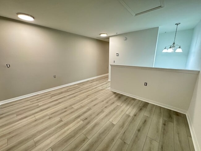 Building Photo - 9093 Gervais Cir