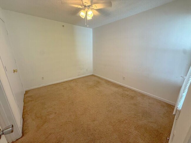 Building Photo - Top floor 4 bed 4 bath condo! On Wolfline, perfect for roommates!