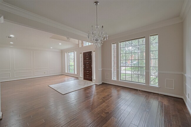 Building Photo - 1327 W Forest Dr