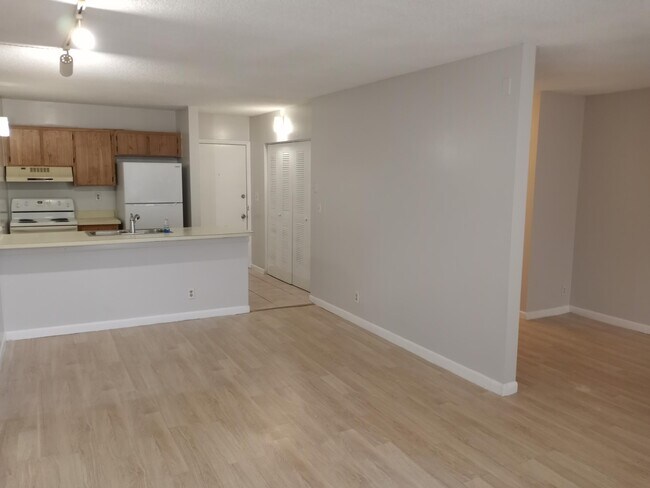 Building Photo - 2771 Riverside Dr