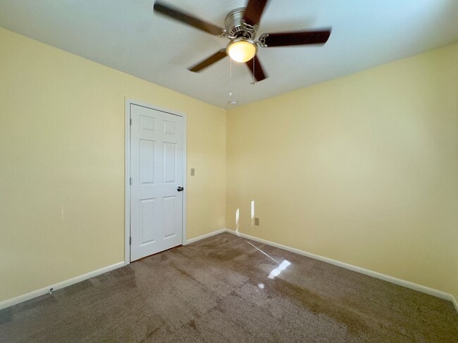 Building Photo - Charming Two Bedroom, One Bath Single Family Home Nestled in Leesburg FL!