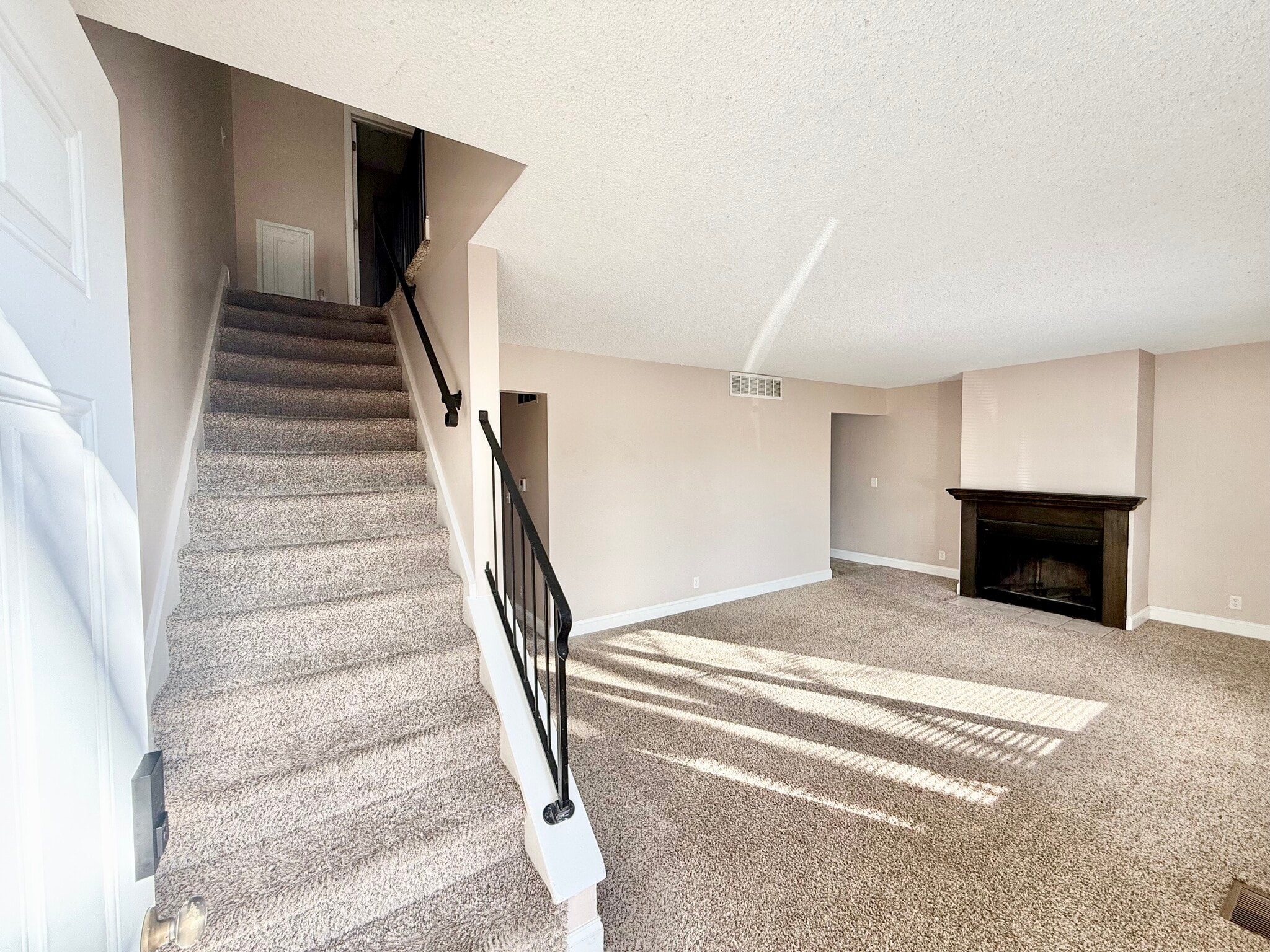 Livingroom - 1428 N Wood Ct