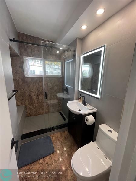 Building Photo - 425 Bayshore Dr