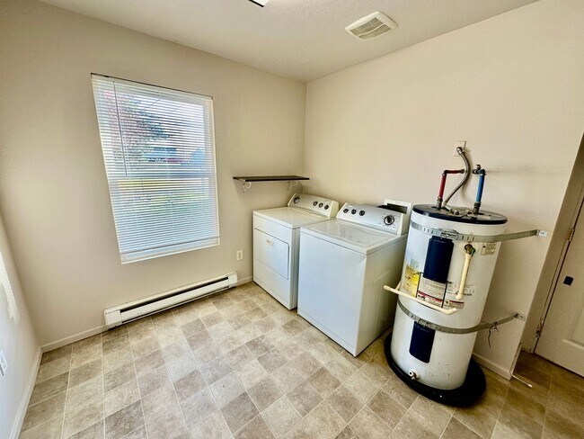 Building Photo - 6916 N Normandie St