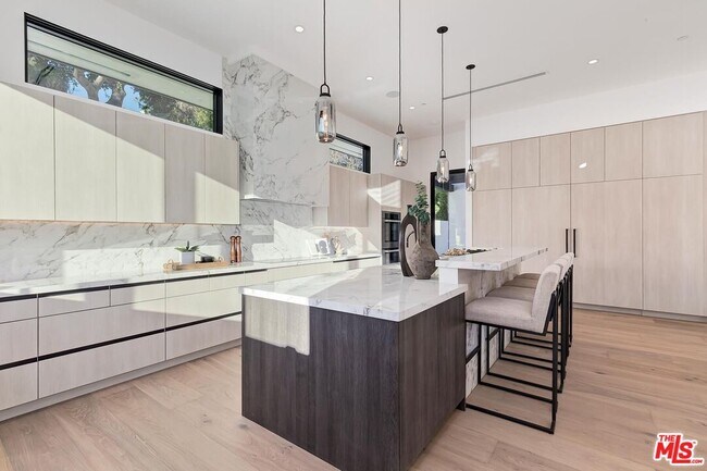 Building Photo - 16879 Mooncrest Dr