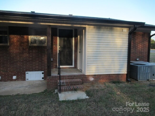 Building Photo - 1761 River Rd