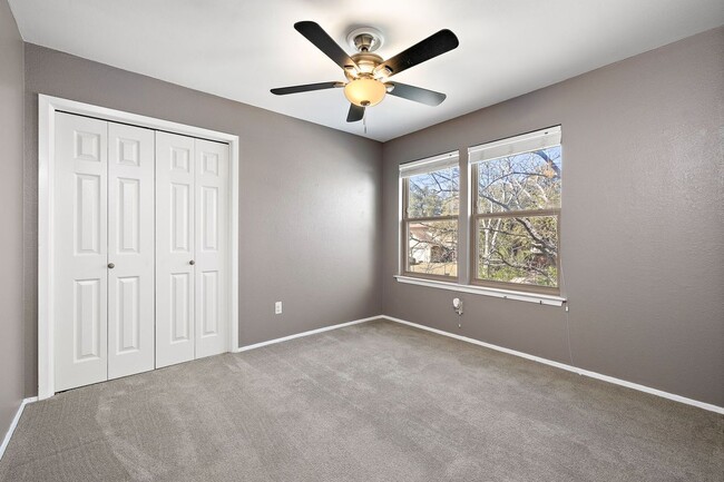 Building Photo - 4910 Pelham Dr