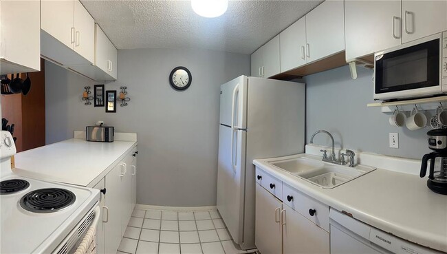 Building Photo - 4215 E Bay Dr