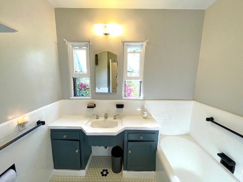 Building Photo - 2437 Arthur St