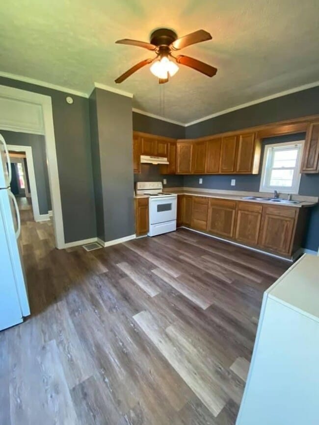 Building Photo - 2225 W Iowa St