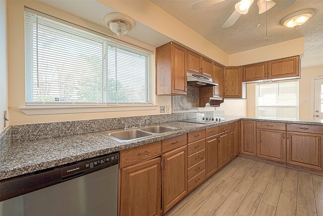 Building Photo - 830 Kenforest Dr